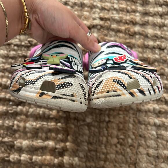 Crocs Classic Clogs Zebra Print w/ Jibbitz Charms – White Multicolor–Youth 4 - Picture 5 of 13